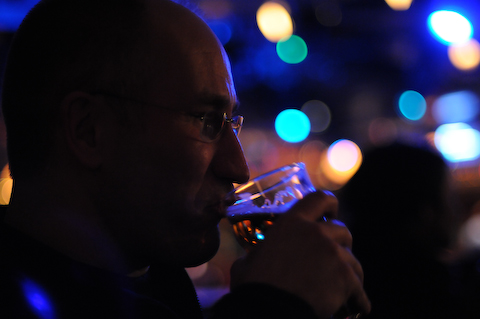 Fest och mysst&auml;mning i d&auml;mpad belysning.