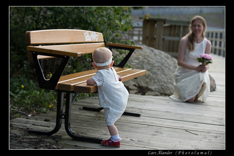 Mor och dotter med fokus p&aring; olika saker